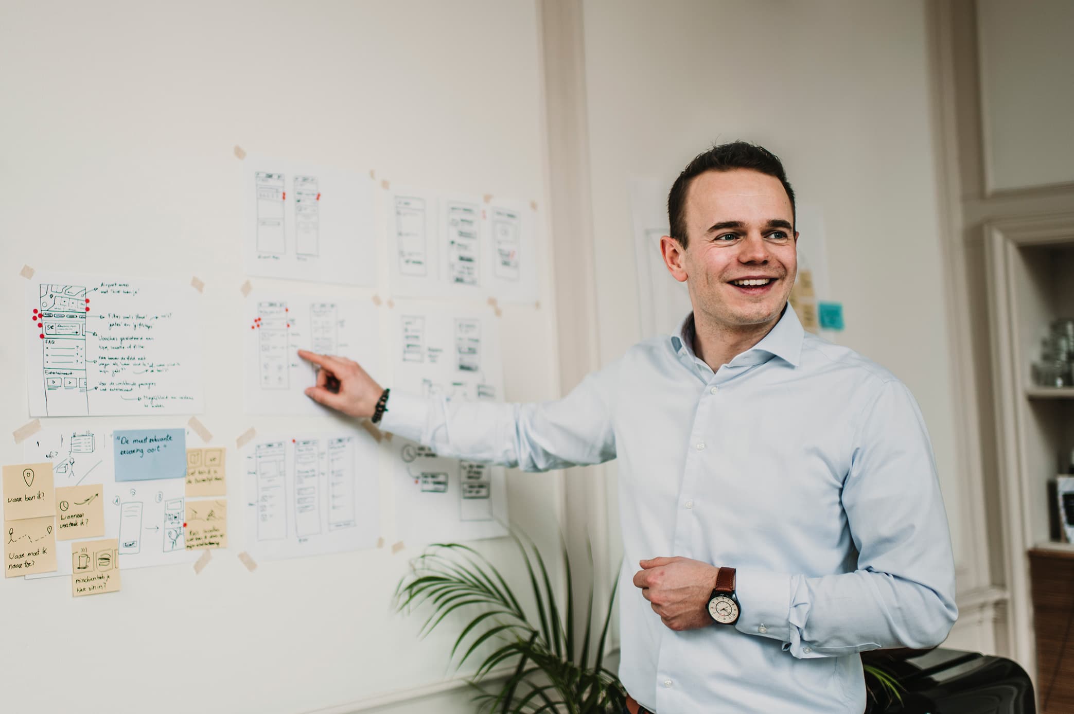 Jeroen Heerema bij een whiteboard vol sticky notes