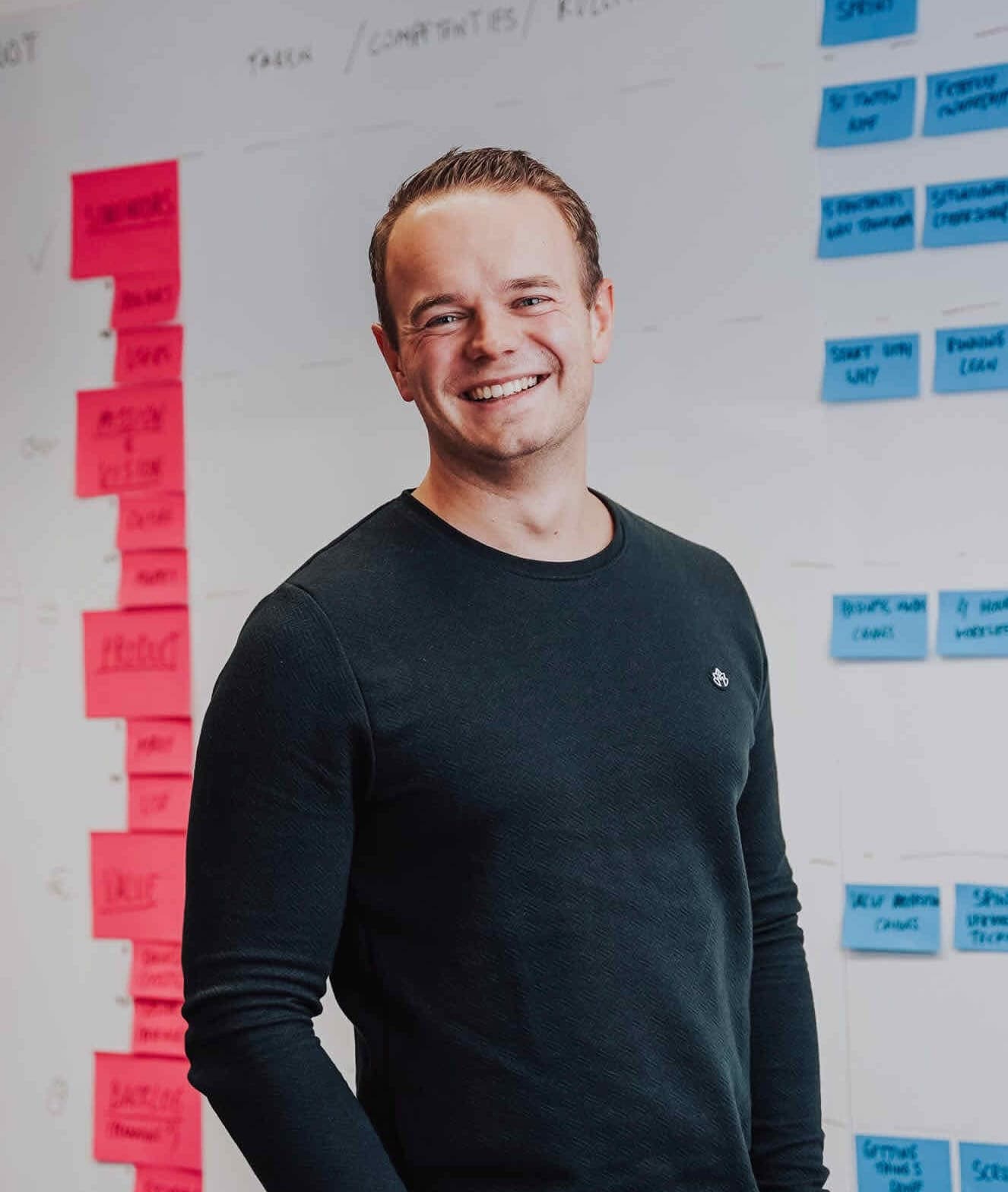 Jeroen Heerema voor een wand met sticky notes